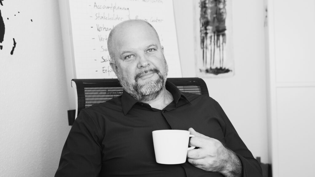 Foto von Hubert Wagner mit Kaffeetasse in der Hand