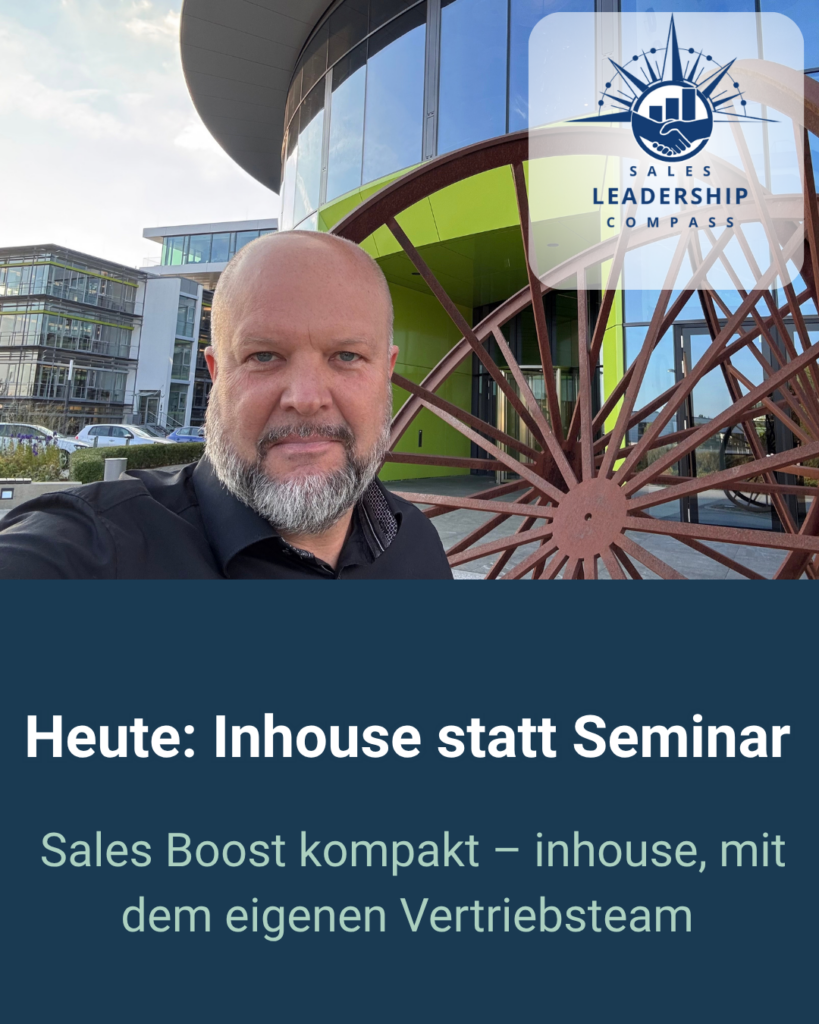 Sales Boost kompakt: Drei Workshoptage in einem Tag Sales Boost Kompakt - Inhouse - Hubert vor einem Unternehmensgebäude